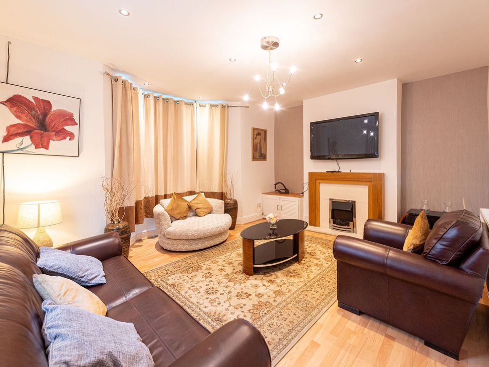 A living room with sofa and coffee table at 5 Bed House, sleeping 10 in the City Centre, Liverpool