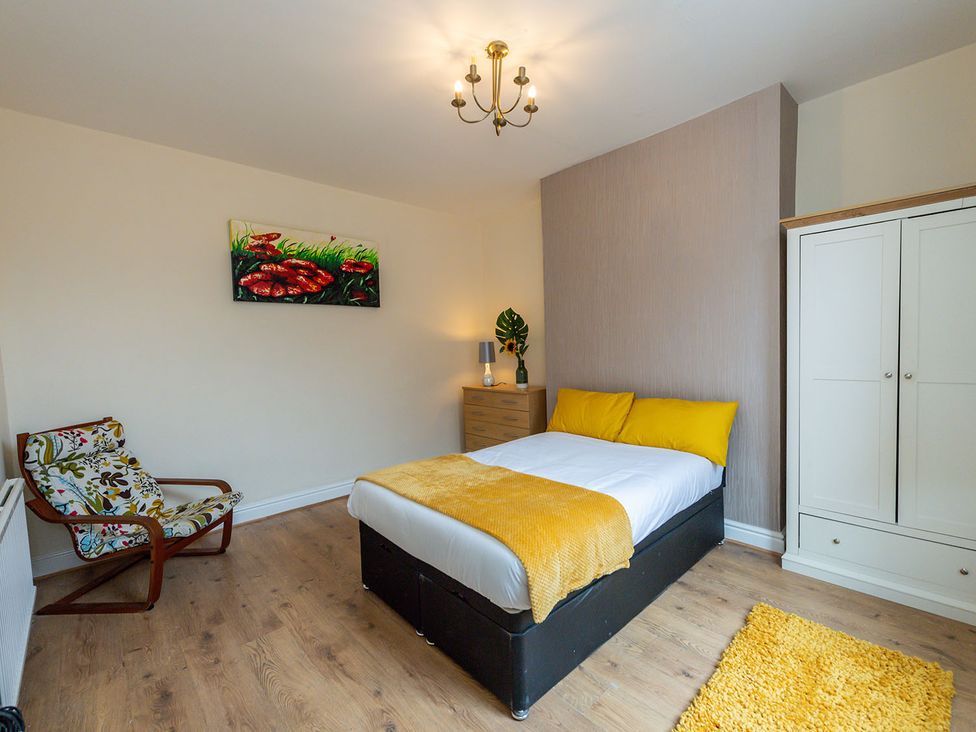 A bedroom with a bed and wardrobe at 5 Bed House, sleeping 10 in the City Centre, Liverpool