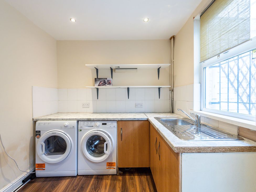 A laundry room with washing machine and sink at 5 Bed House, sleeping 10 in the City Centre, Liverpool