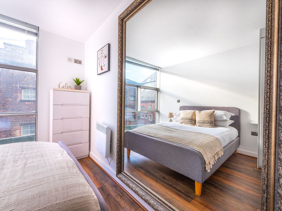 A bedroom with a bed and wardrobe at City Centre Apartment, 2 bed with Free Parking Liverpool