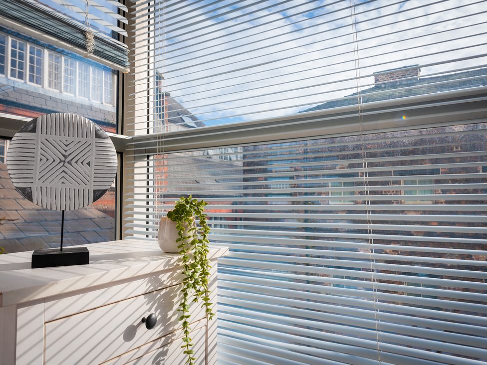 A corner with blinds, a decorative piece and a plant at City Centre Apartment, 2 bed with Free Parking, Liverpool