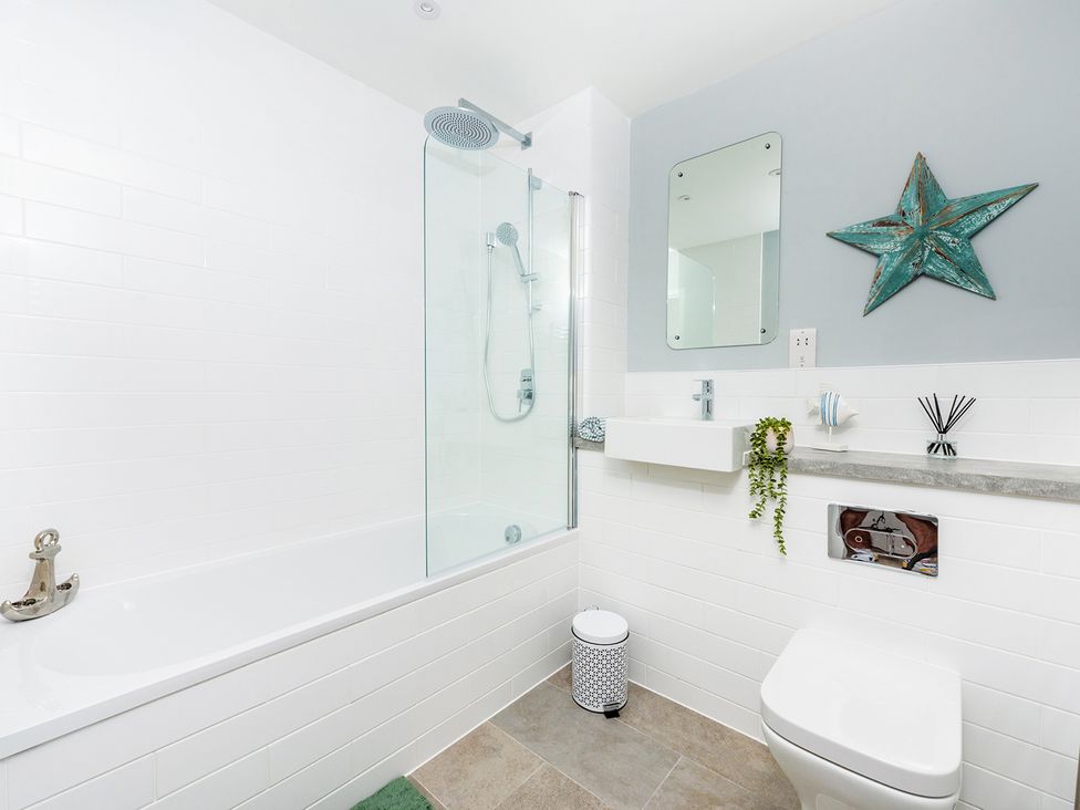 A bathroom with bathtub, shower, and sink at Luxury City Centre Apartment, Prime Location in Liverpool