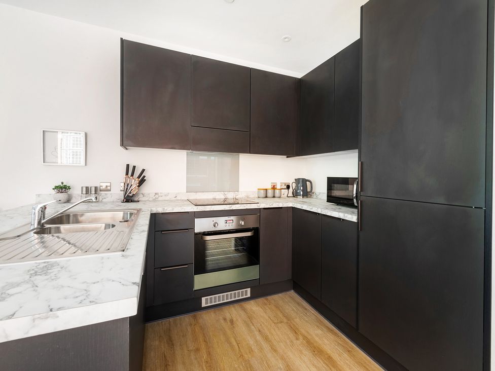 A kitchen with appliances and cabinets at Luxury City Centre Apartment, Prime Location Liverpool