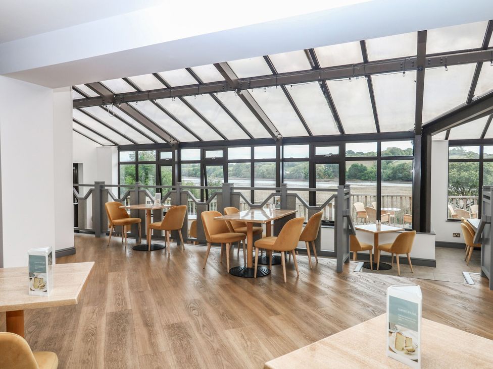 A dining area with tables and chairs at Guillemot in Kingsteignton