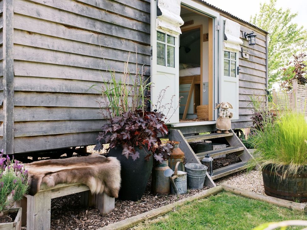 An outdoor area featuring a shepher's hut with steps at Herbie's Shepherds Hut at Shepherds Lodge Retreat and Wellness Nottingham