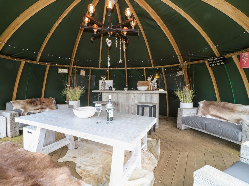 A lounge area with a table and sofas at Herbie's Shepherds Hut at Shepherds Lodge Retreat and Wellness Nottingham