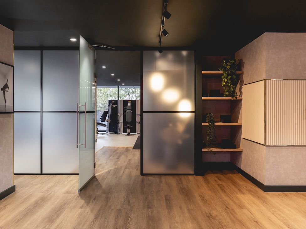 A gym with exercise equipment and shelves at Central Apartment with Free Parking, Terrace and Gym in Manchester