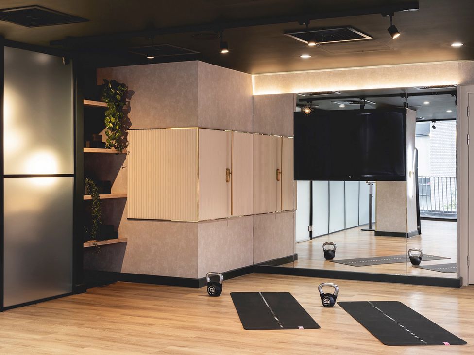 A gym with exercise mats and dumbbells at Central Apartment with Free Parking, Terrace and Gym in Manchester