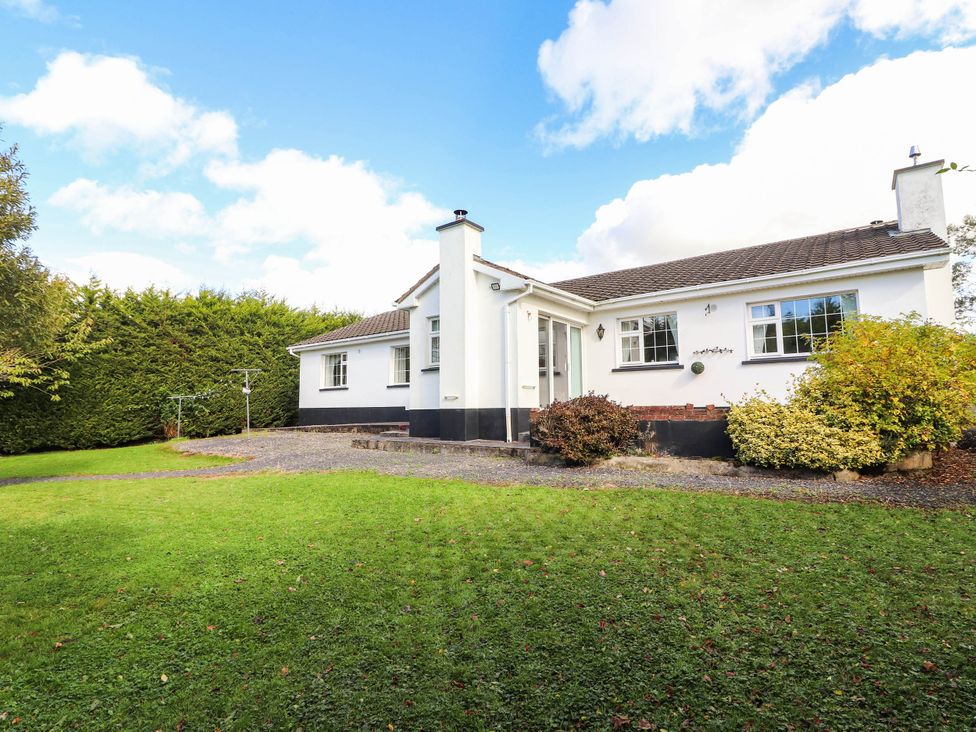 A house with a lawn and hedges at Cross Beg in Kilmihil, County Clare