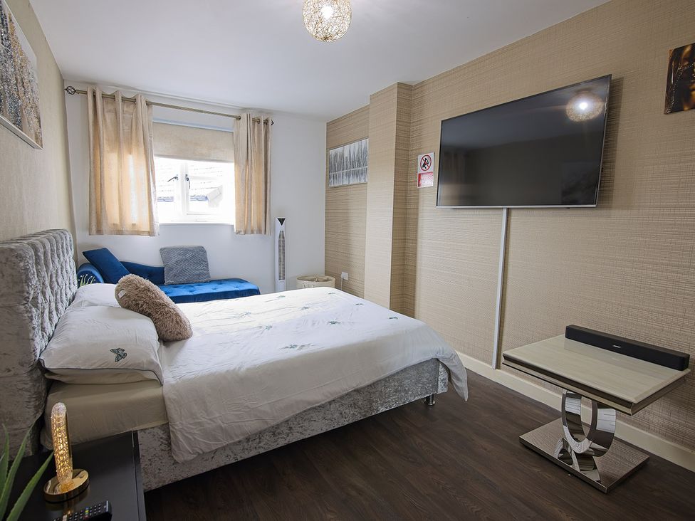A bedroom with a bed and a sofa at 2 Bedroom Apartment in Manchester