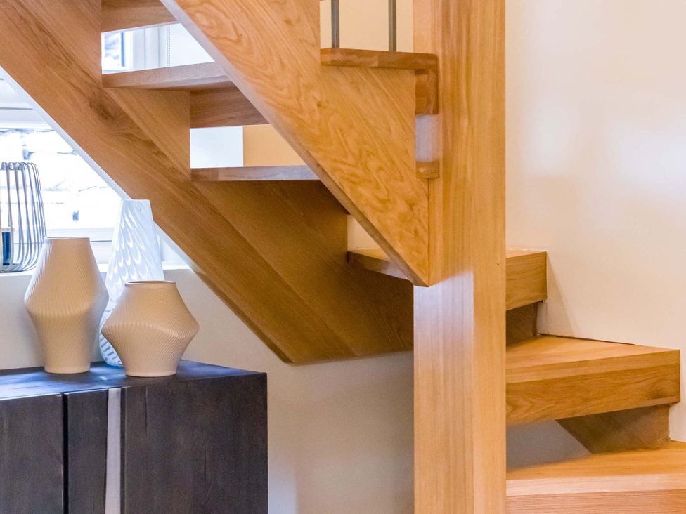 A staircase with decorative vases at Heaven Lea Cottage 