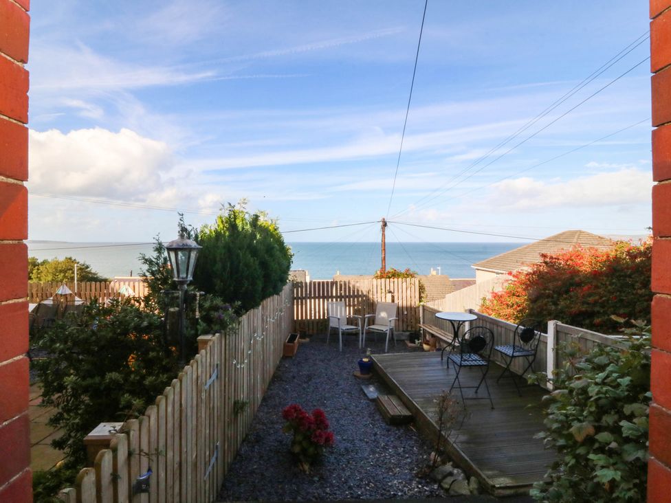 A garden view overlooking the sea at Derwen-Las in Penmaenmawr
