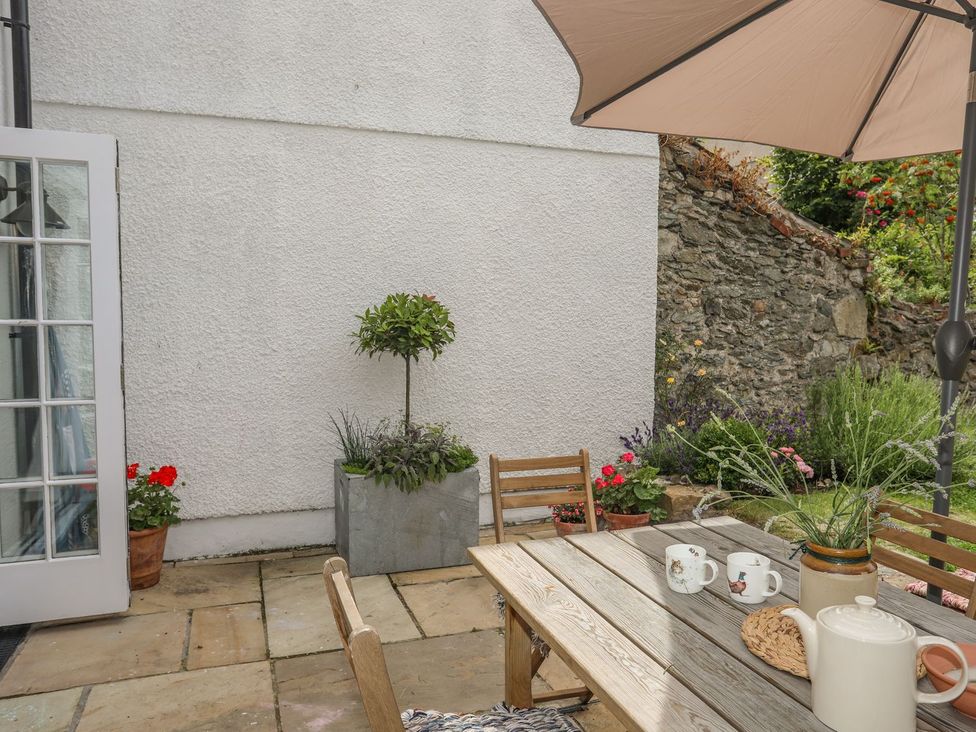 An outdoor area with a table and chairs at Swn y Mor (Wexham) Beaumaris