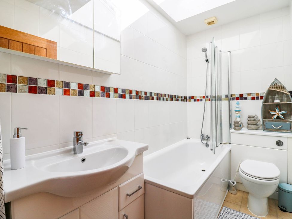 A bathroom with a bathtub and sink at Elsie Lodge Hastings