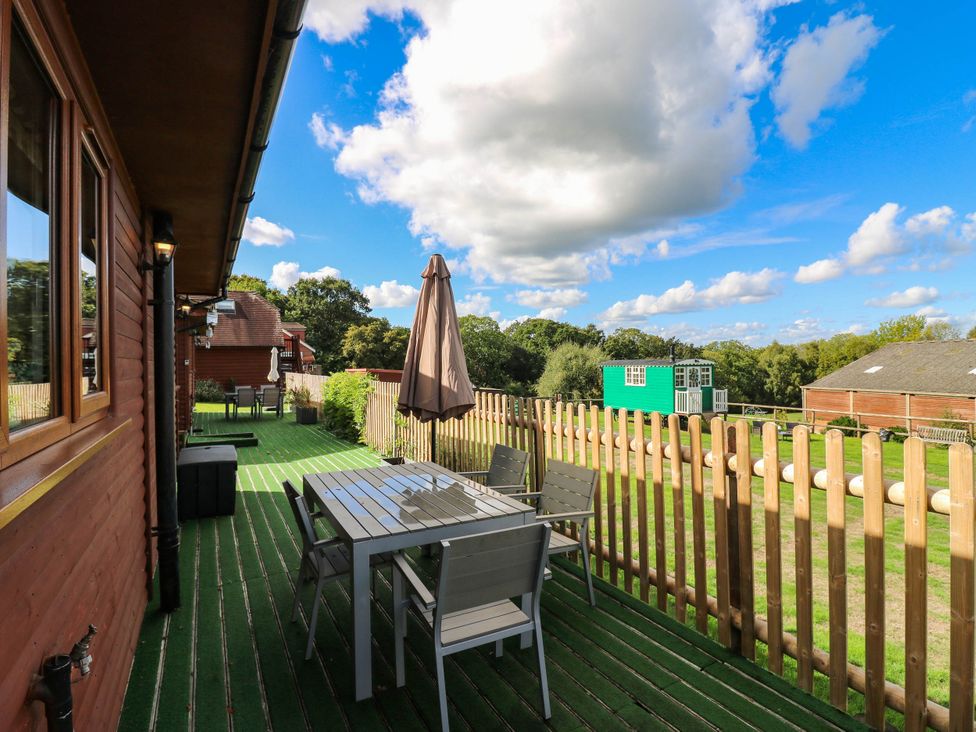 An outdoor area with a table and chairs at Elsie Lodge in Hastings
