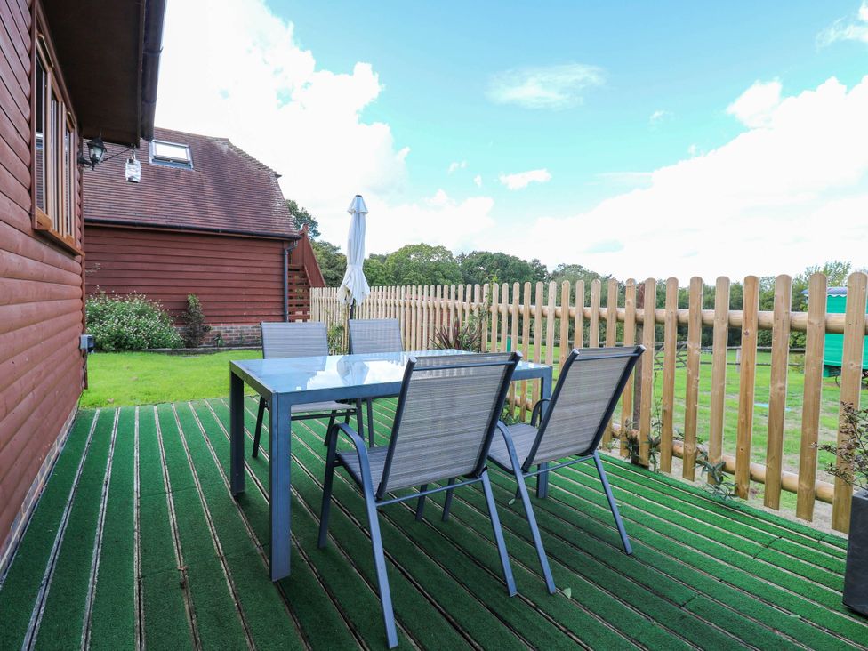 A garden with a table and chairs at Rosie Lodge in Hastings