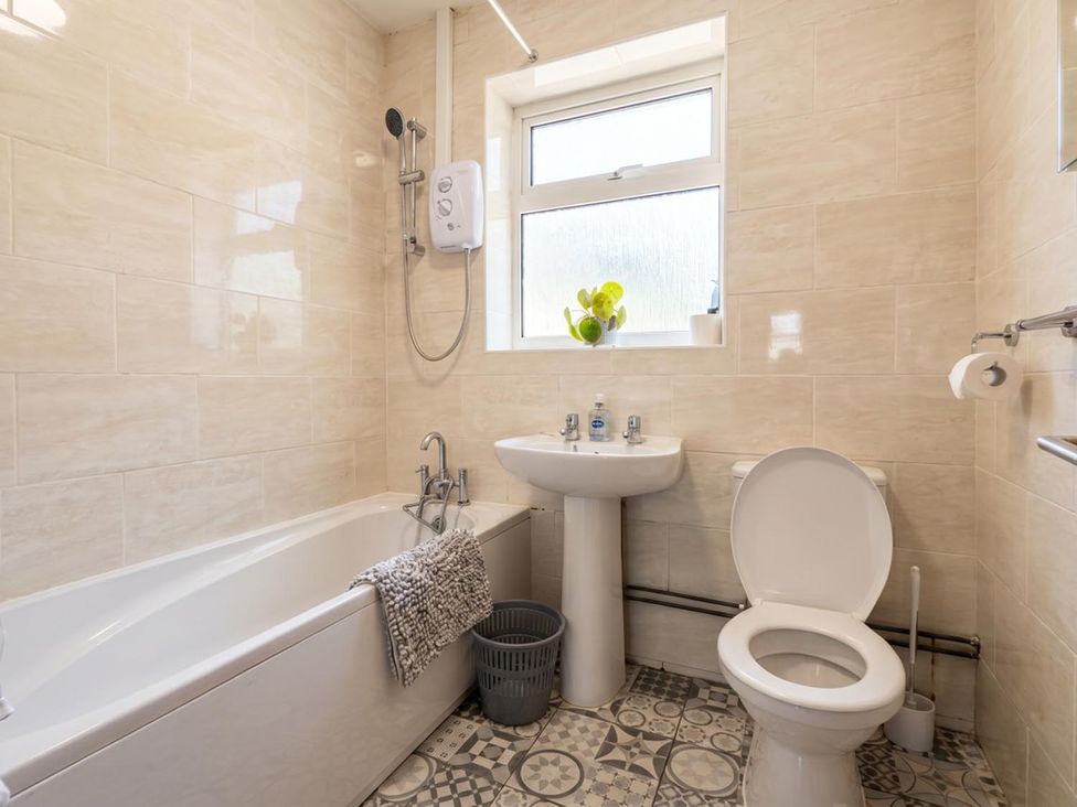 A bathroom with a bathtub, sink, and toilet at the property in the location
