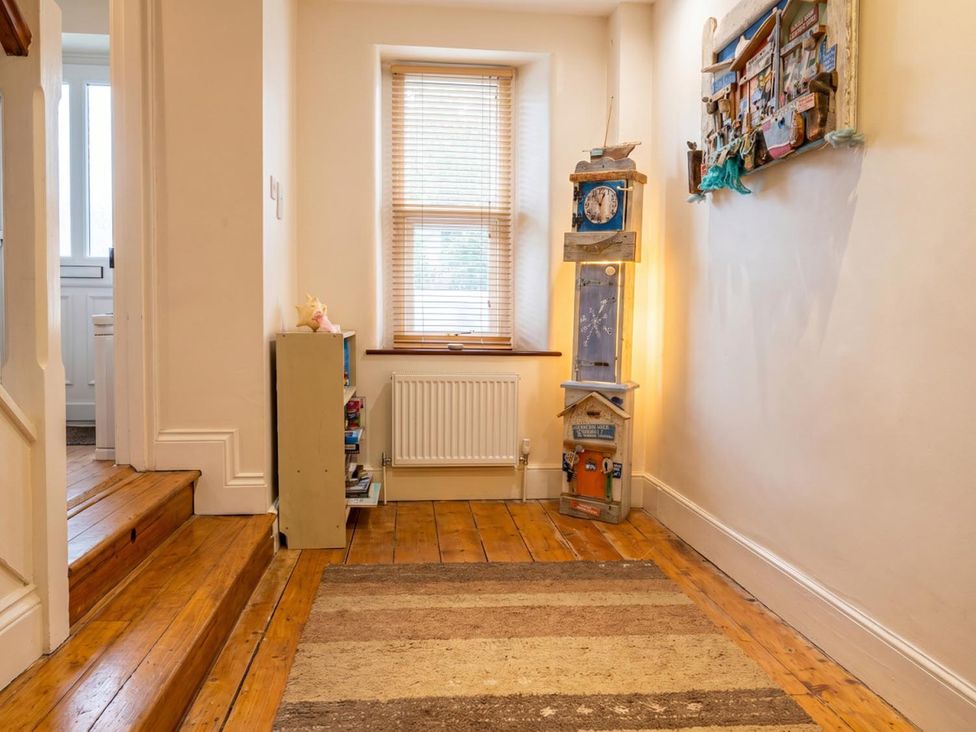 A hallway with a bookshelf and a decorative clock at the property