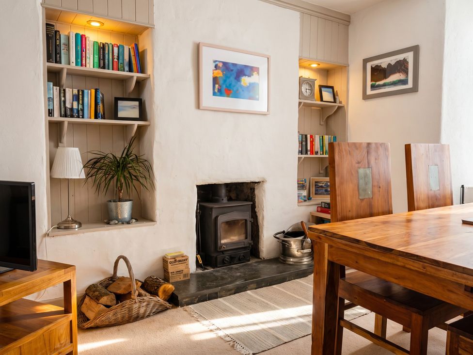 A living room with a table and bookshelves at the property in location