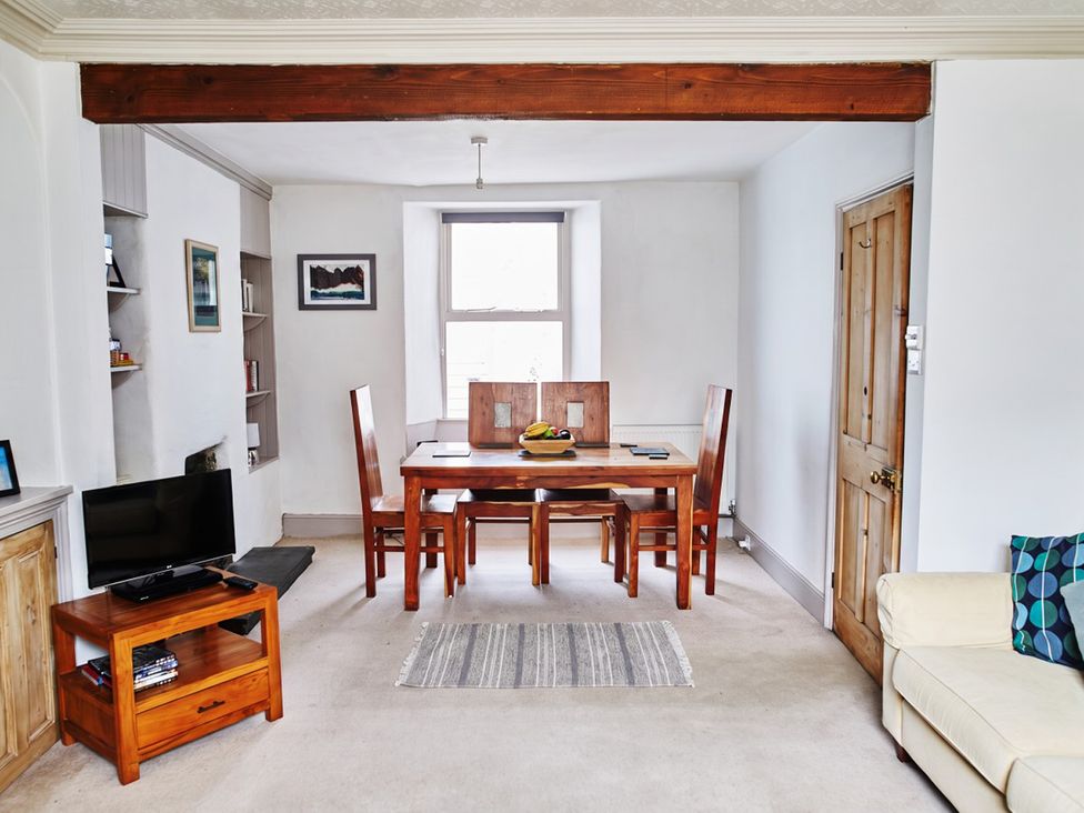 A dining room with a table and chairs at the property