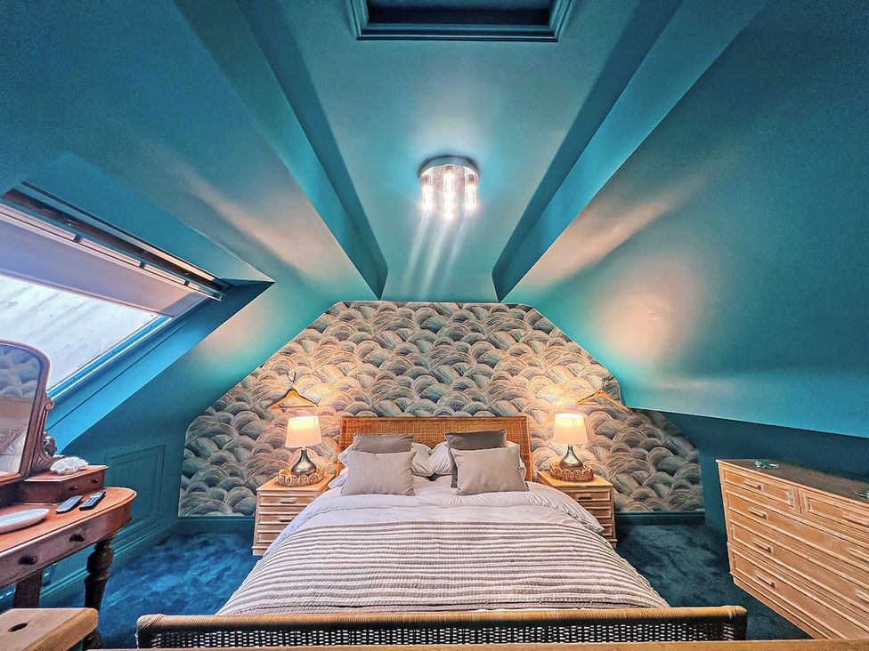 A bedroom with a bed and bedside lamps at the property in the location
