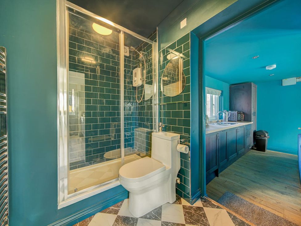 A bathroom featuring a shower, toilet, and sink at The Old Barn in Manchester