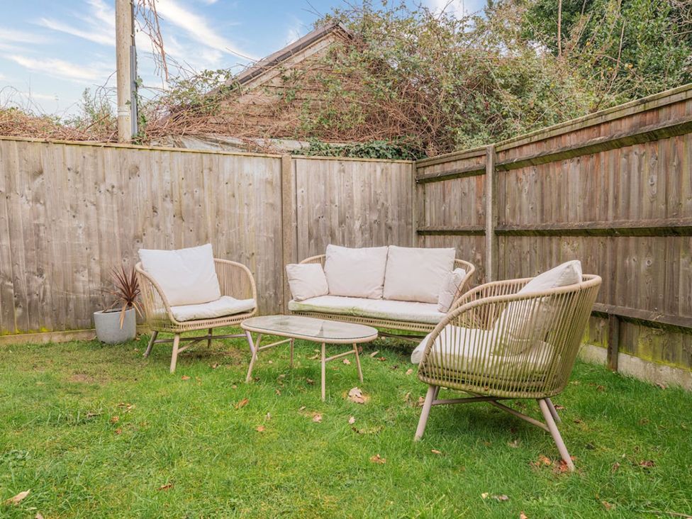 A garden with seating area and table at the property