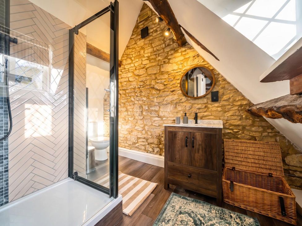 A bathroom with a shower, toilet, and sink at the property