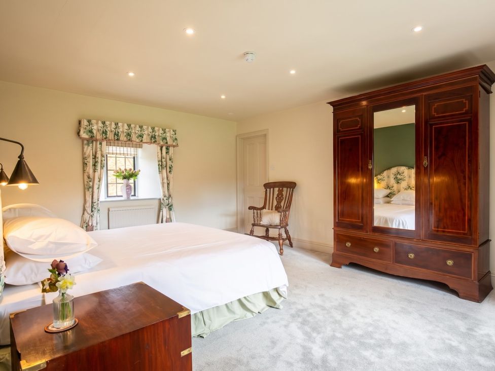 A bedroom with a bed and wardrobe at the property