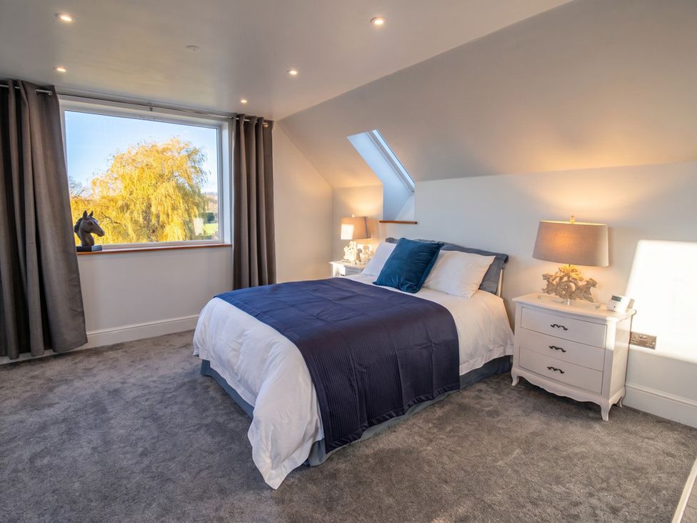 A bedroom with a bed and lamps at the property