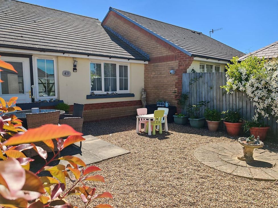 A garden with a table and chairs at The property in the location