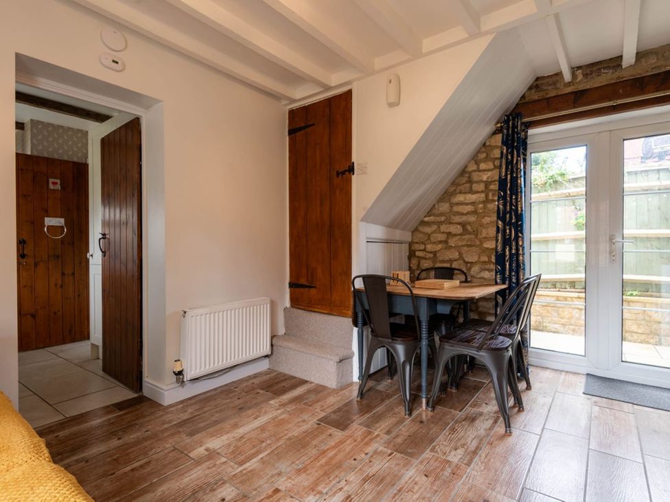 A dining area with a table and chairs at the property