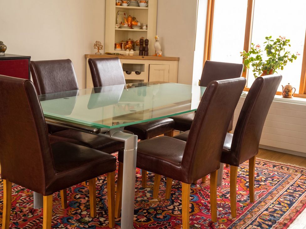 A dining room with a table and chairs at the property