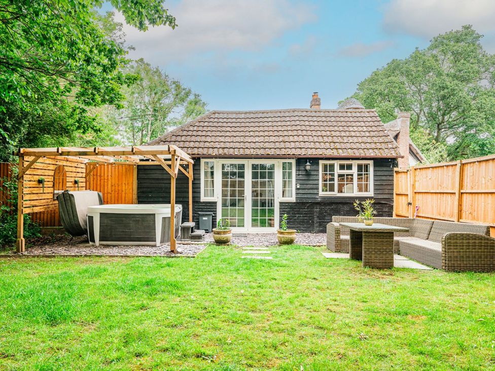 A garden with a house and outdoor seating area at 