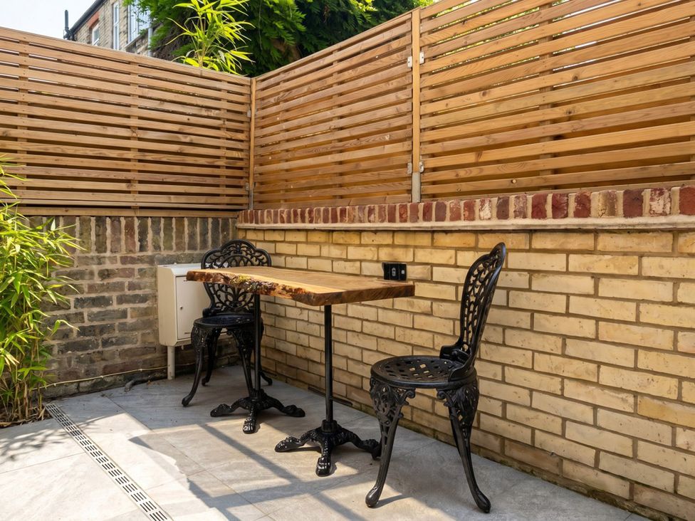 An outdoor seating area with a table and chairs at Emery Street Lodge