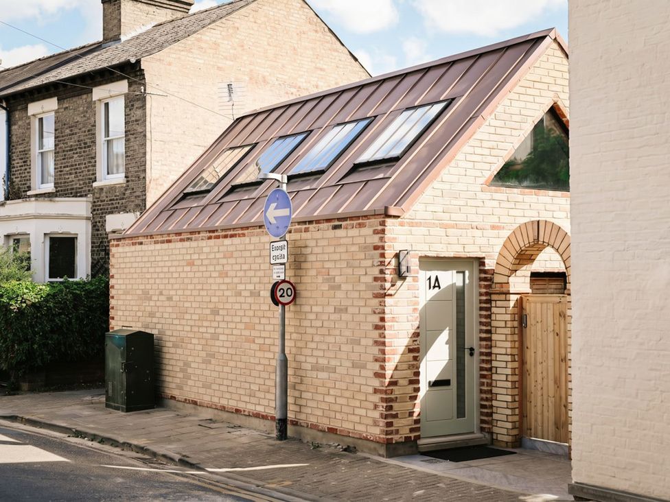 An exterior view of a house with a door and windows at Emery Street Lodge