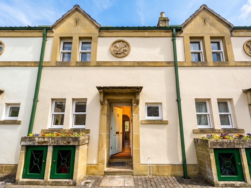 An exterior view of a townhouse with a door and windows at Circus Mews Townhouse