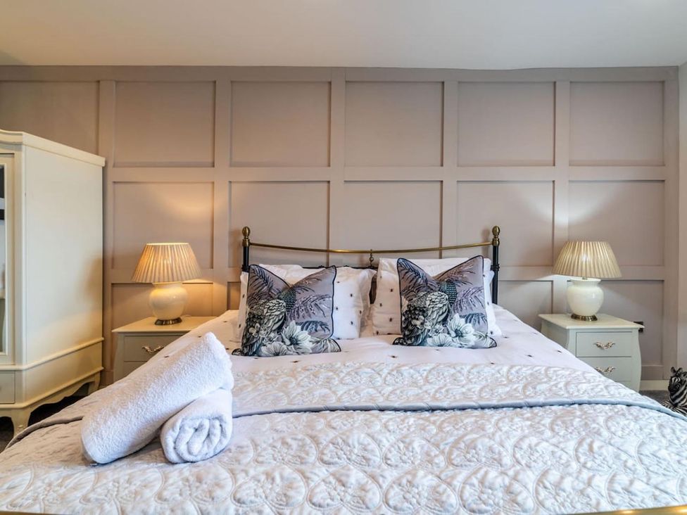 A bedroom with a bed and bedside tables at the property
