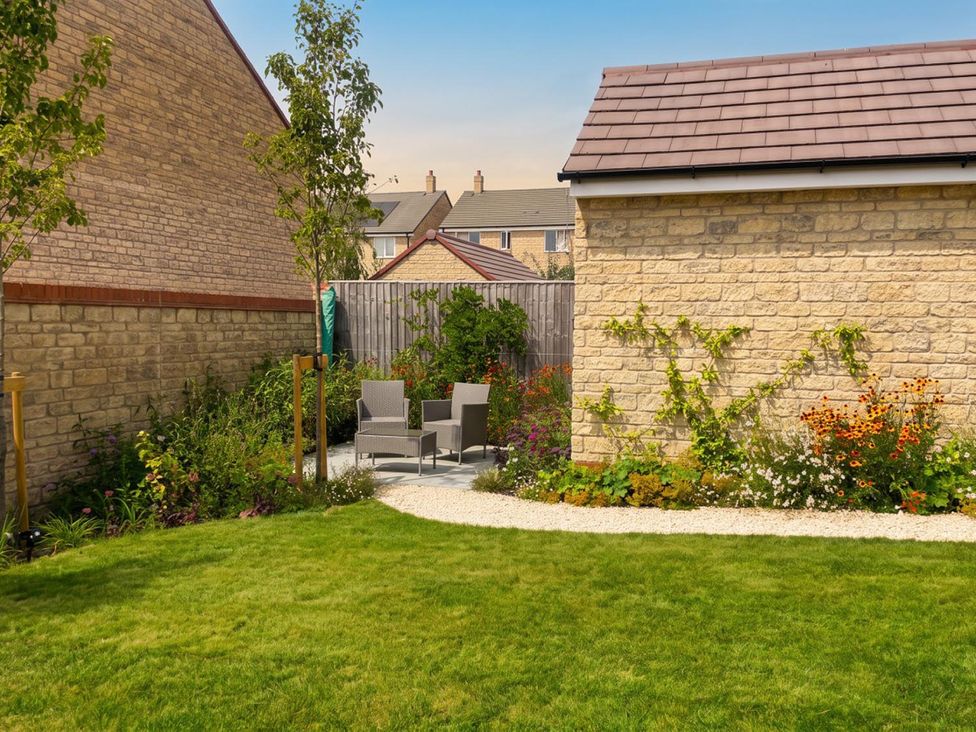 A garden with chairs and plants at The Old Barn in Manchester