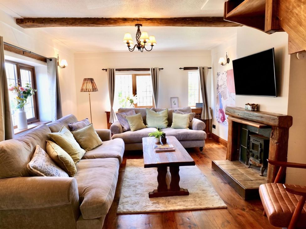 A living room with sofas and a coffee table at The Old Barn in Manchester