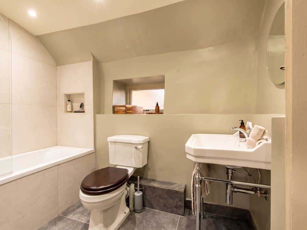 A bathroom with bathtub, toilet, and sink at the property