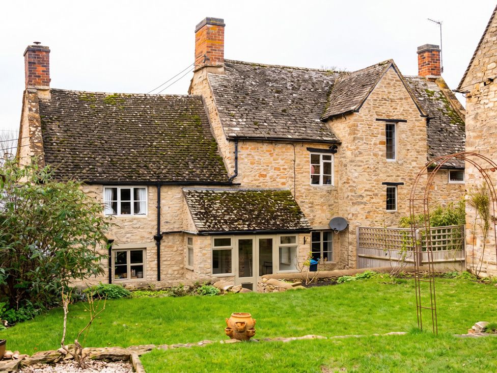A house with a garden and fence at 