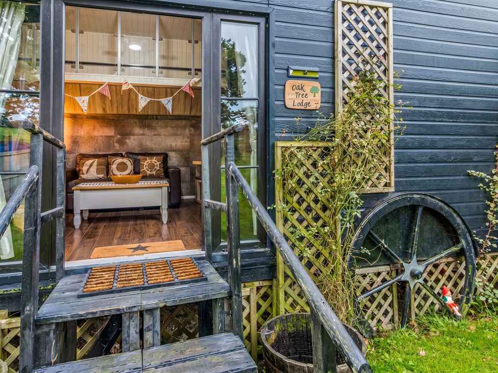 Entrance to Oak Tree Lodge with sofa and decorative details