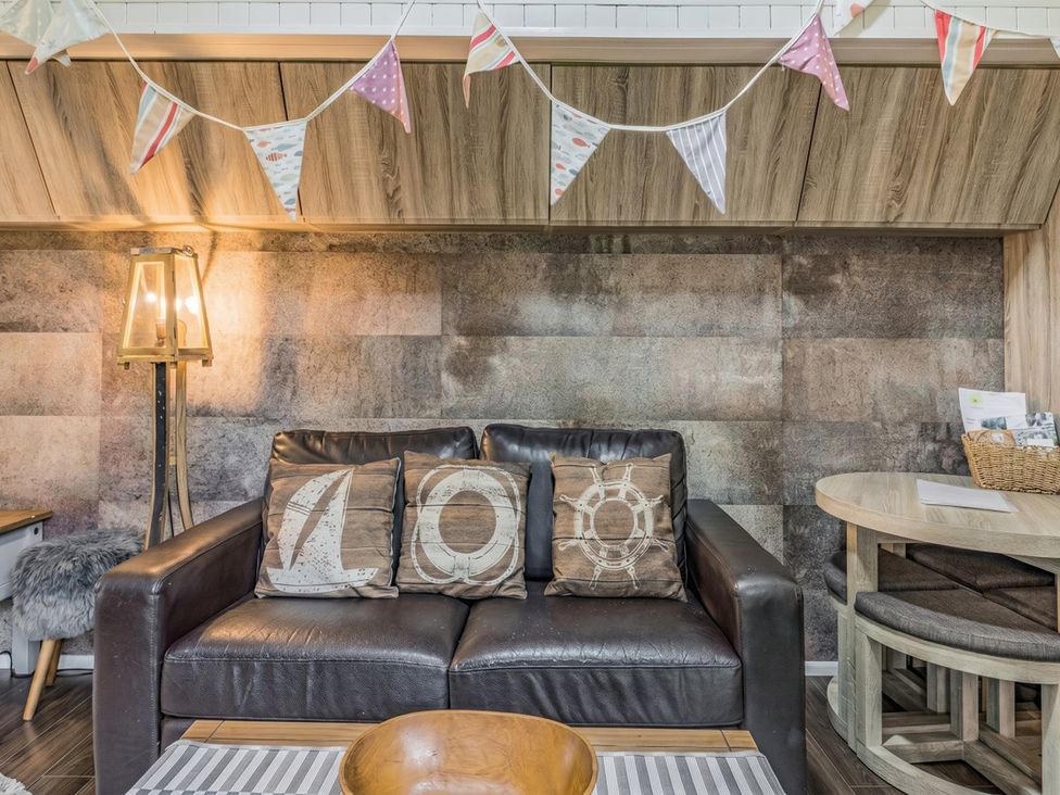 A living room with a sofa and decorative pillows at the property in the location