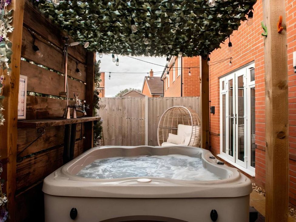 A hot tub and a hanging chair on an outdoor patio at 