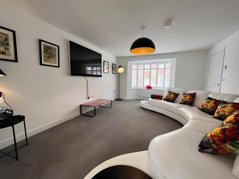 A living room with a white sofa and a television at the property in 