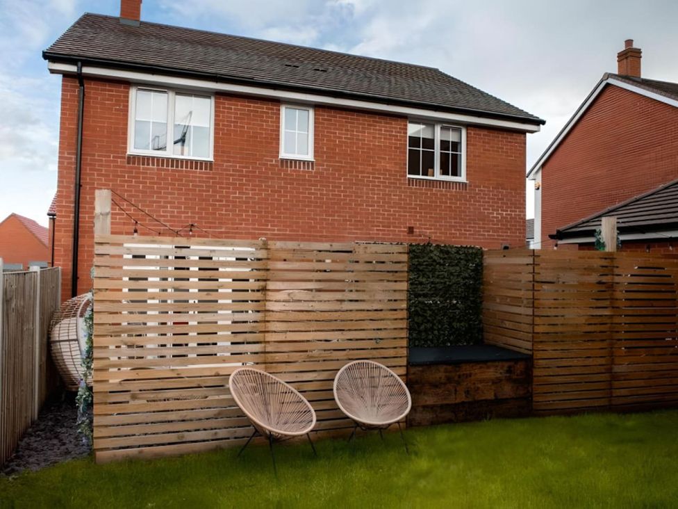 A garden with chairs and a fence at the property in 