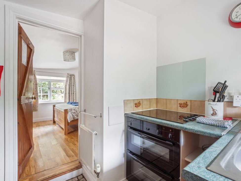 A kitchen with an oven and hob at The Old Post Office 
