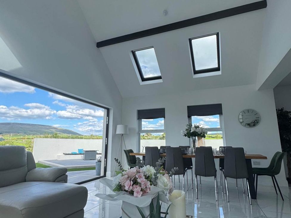 A dining room with a table and chairs at Jeannies retreat at little lake fb