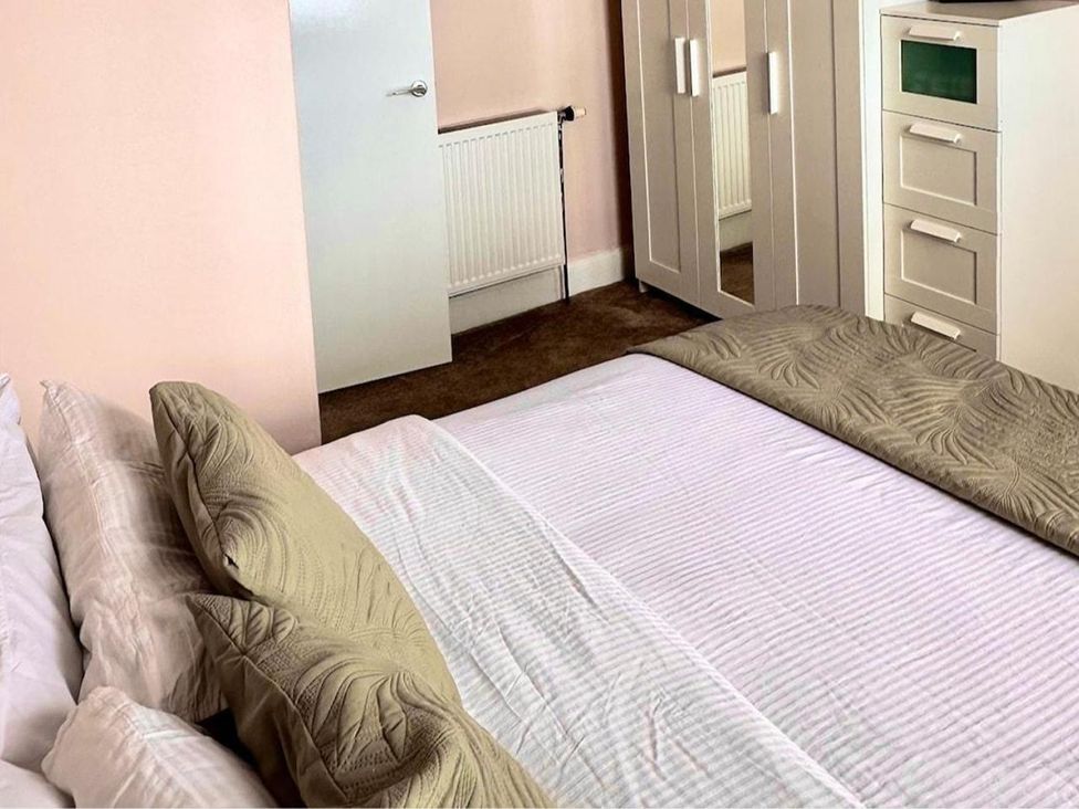 A bedroom with a bed and wardrobe at the property